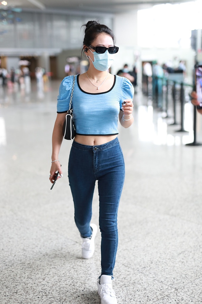 袁娅维穿泡泡袖短上衣秀蛮腰 戴墨镜挎链条包气场十足