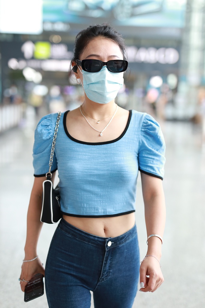 袁娅维穿泡泡袖短上衣秀蛮腰 戴墨镜挎链条包气场十足