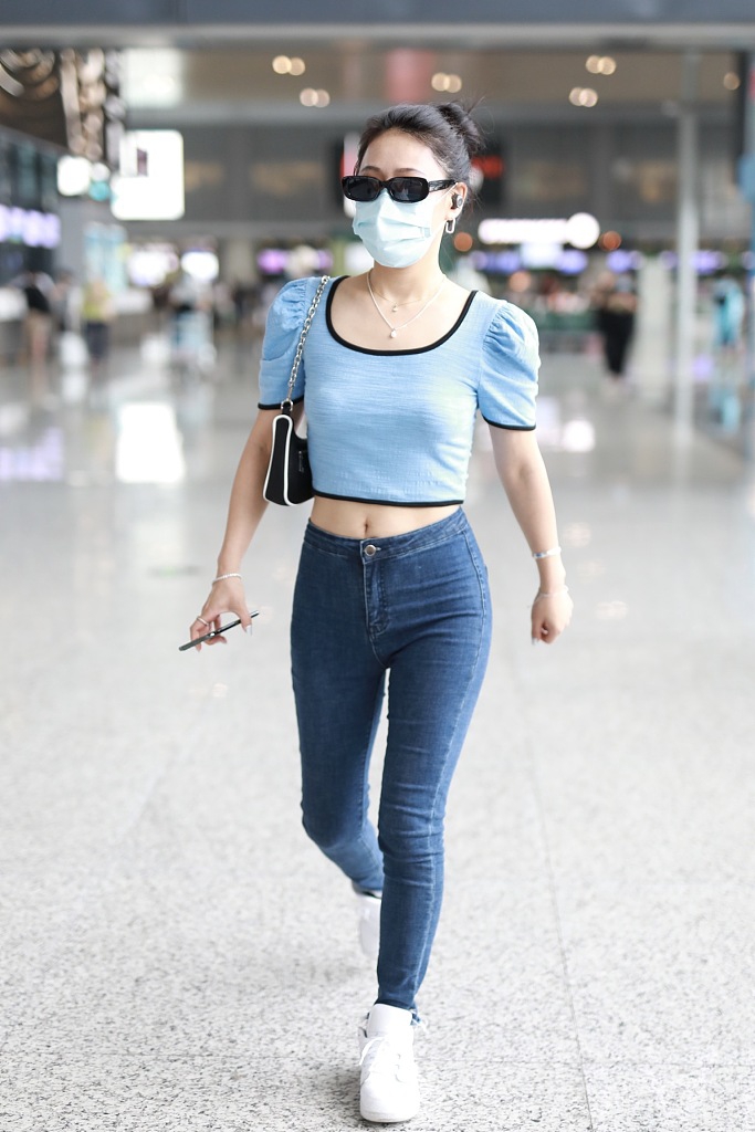 袁娅维穿泡泡袖短上衣秀蛮腰 戴墨镜挎链条包气场十足