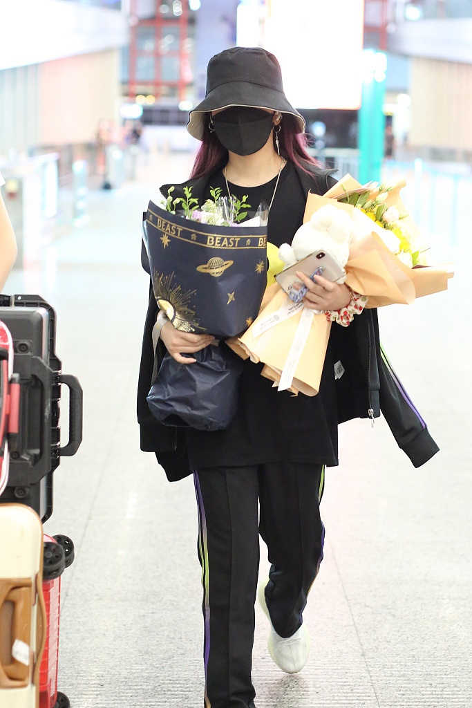 张紫宁戴黑色渔夫帽紫发抢镜 手捧粉丝送花人气高