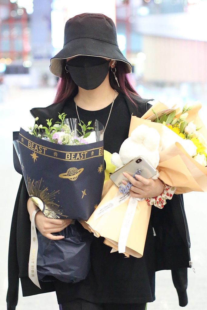张紫宁戴黑色渔夫帽紫发抢镜 手捧粉丝送花人气高