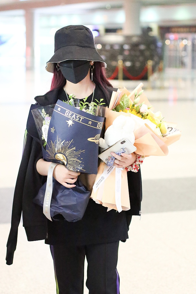 张紫宁戴黑色渔夫帽紫发抢镜 手捧粉丝送花人气高