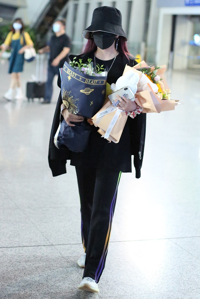 张紫宁戴黑色渔夫帽紫发抢镜 手捧粉丝送花人气高