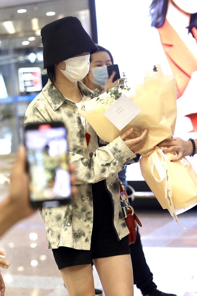 yamy火箭少女解散后首亮相 戴盆栽帽穿扎染衬衫酷劲足