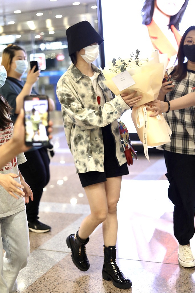 yamy火箭少女解散后首亮相 戴盆栽帽穿扎染衬衫酷劲足