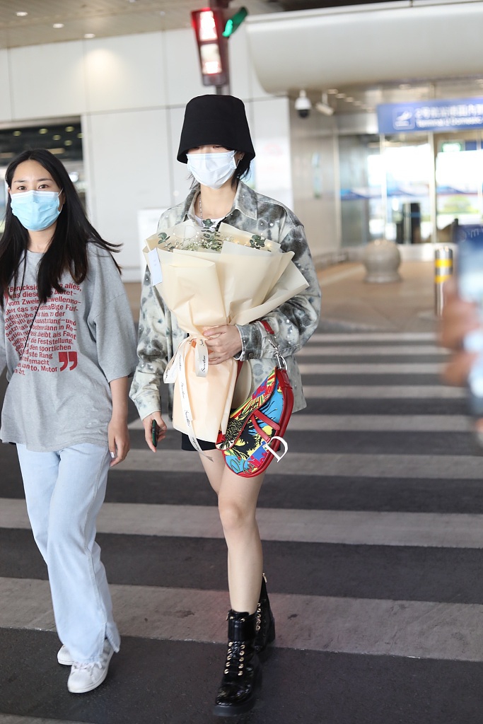 yamy火箭少女解散后首亮相 戴盆栽帽穿扎染衬衫酷劲足