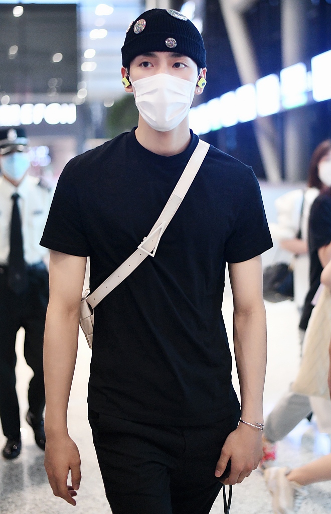 王子异全黑look简约大气 戴个性瓜皮帽斜挎包潮酷有型