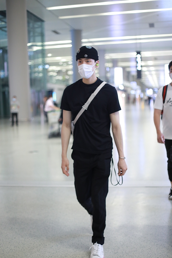 王子异全黑look简约大气 戴个性瓜皮帽斜挎包潮酷有型