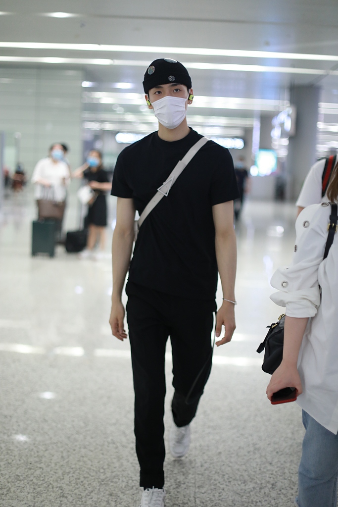 王子异全黑look简约大气 戴个性瓜皮帽斜挎包潮酷有型