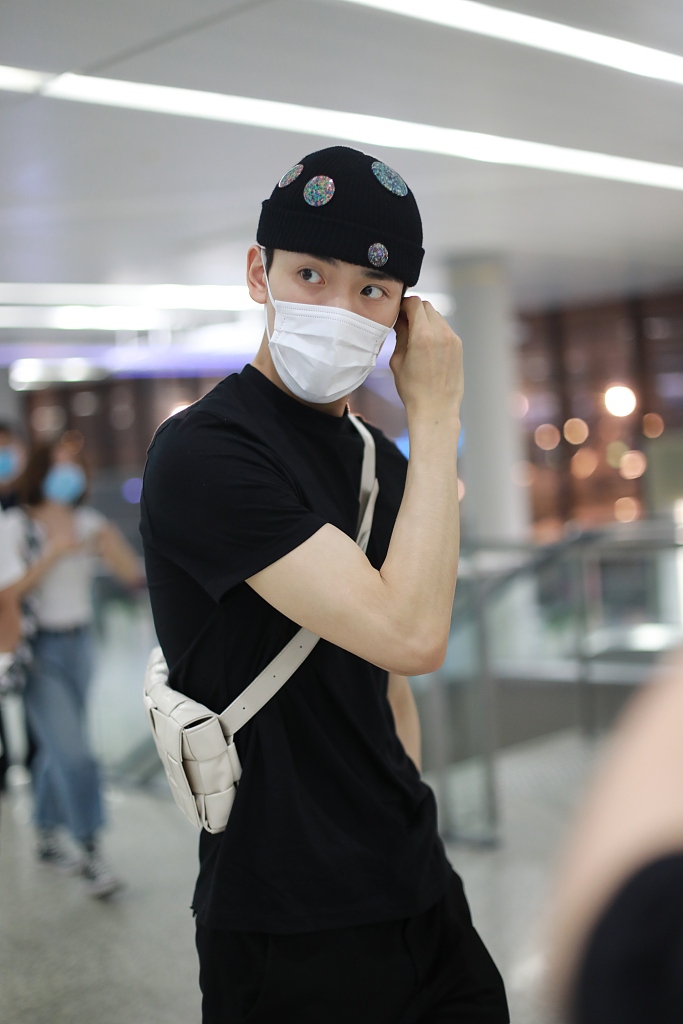 王子异全黑look简约大气 戴个性瓜皮帽斜挎包潮酷有型