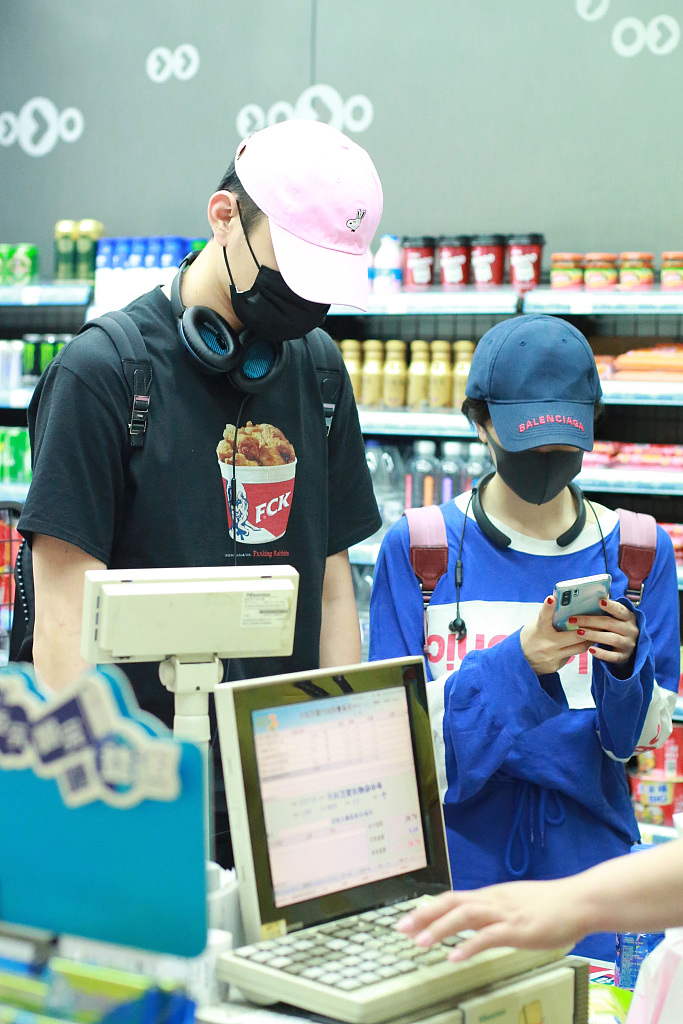 于小彤方回应与陈小纭分手传闻：这个是假消息