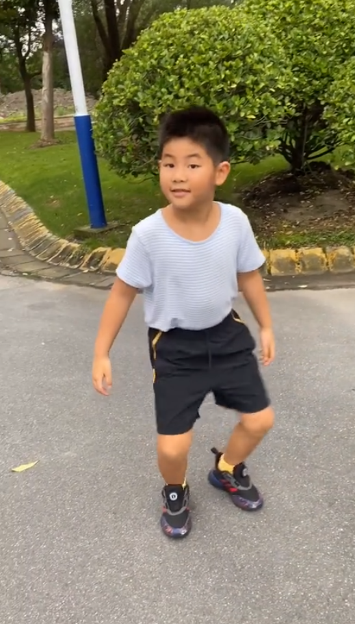 胡可分享小儿子跳舞视频 小鱼儿身姿灵活憨厚可爱