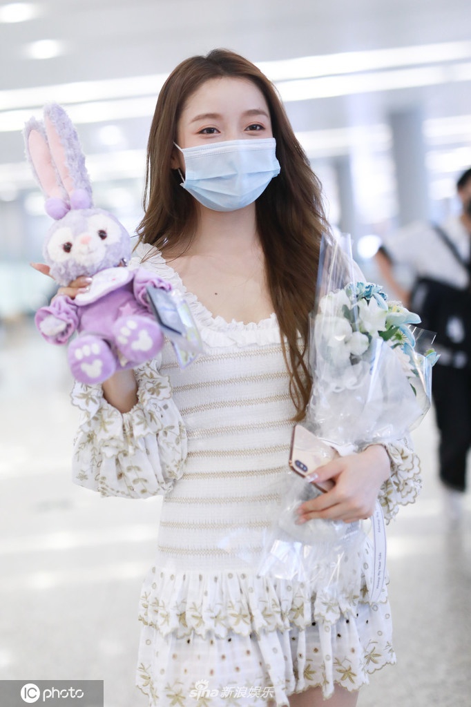 姜贞羽摘掉颈托似伤势好转 穿超短裙秀“漫画腿”