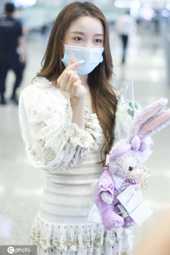 姜贞羽摘掉颈托似伤势好转 穿超短裙秀“漫画腿”