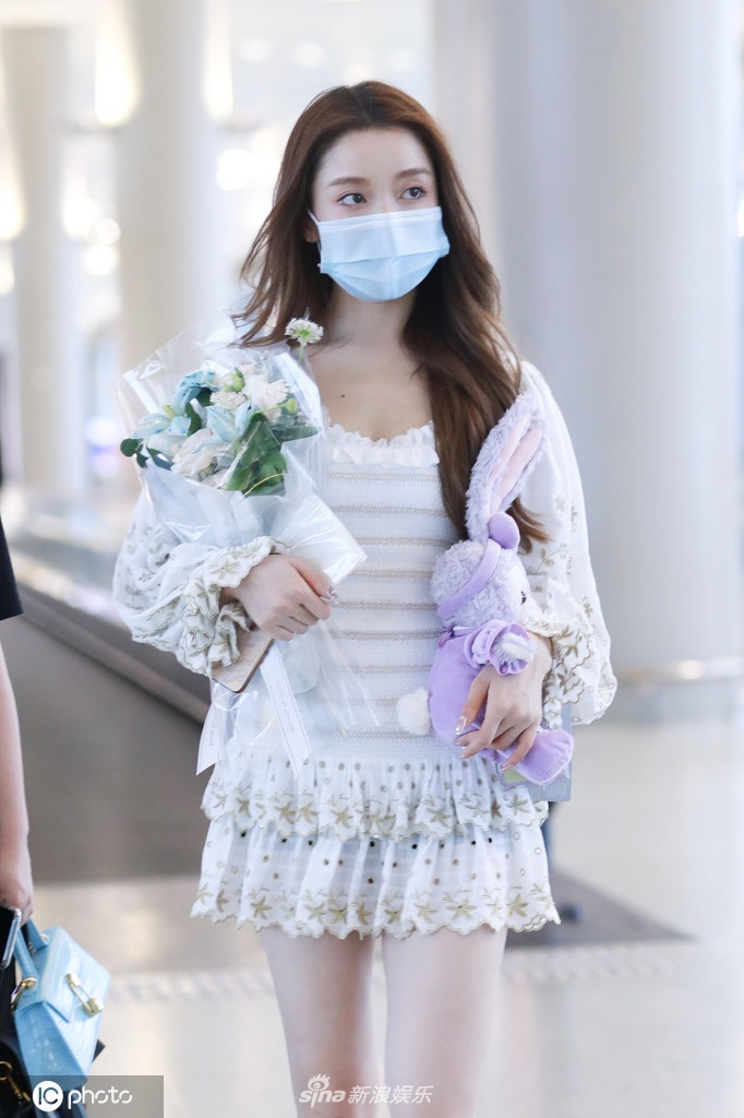 姜贞羽摘掉颈托似伤势好转 穿超短裙秀“漫画腿”