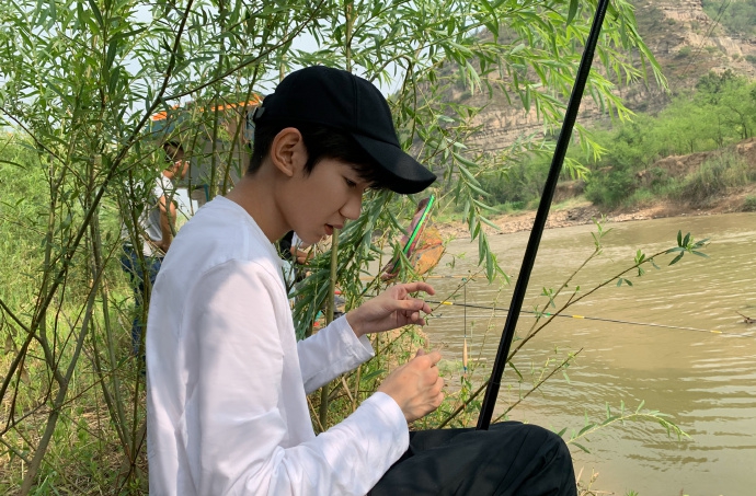 王源夏日河边垂钓惬意悠闲 托下巴静静盯水面认真专注