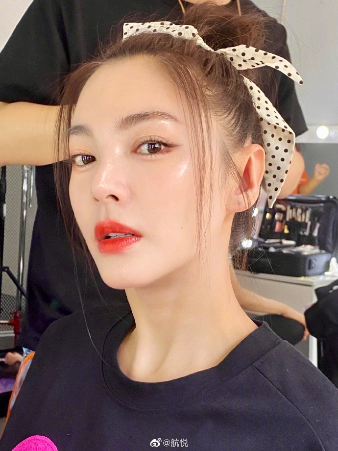 张雨绮头绑蝴蝶结化轻透妆容 唇红齿白对镜甜笑似少女