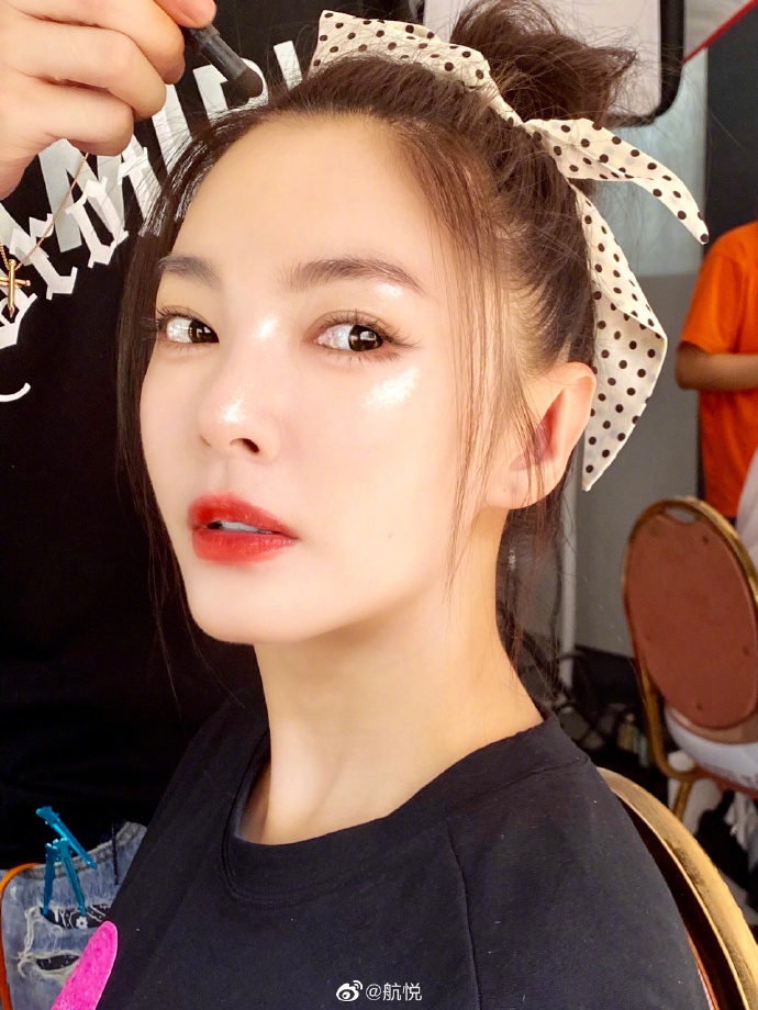 张雨绮头绑蝴蝶结化轻透妆容 唇红齿白对镜甜笑似少女