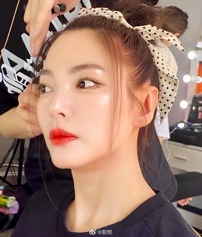 张雨绮头绑蝴蝶结化轻透妆容 唇红齿白对镜甜笑似少女