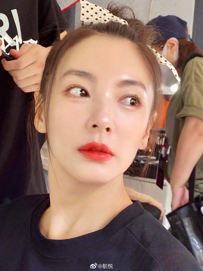 张雨绮头绑蝴蝶结化轻透妆容 唇红齿白对镜甜笑似少女