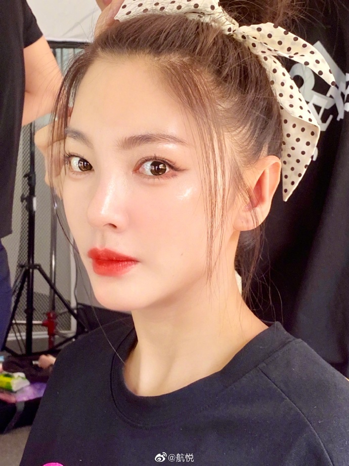 张雨绮头绑蝴蝶结化轻透妆容 唇红齿白对镜甜笑似少女