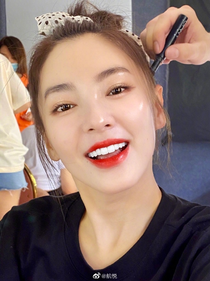 张雨绮头绑蝴蝶结化轻透妆容 唇红齿白对镜甜笑似少女