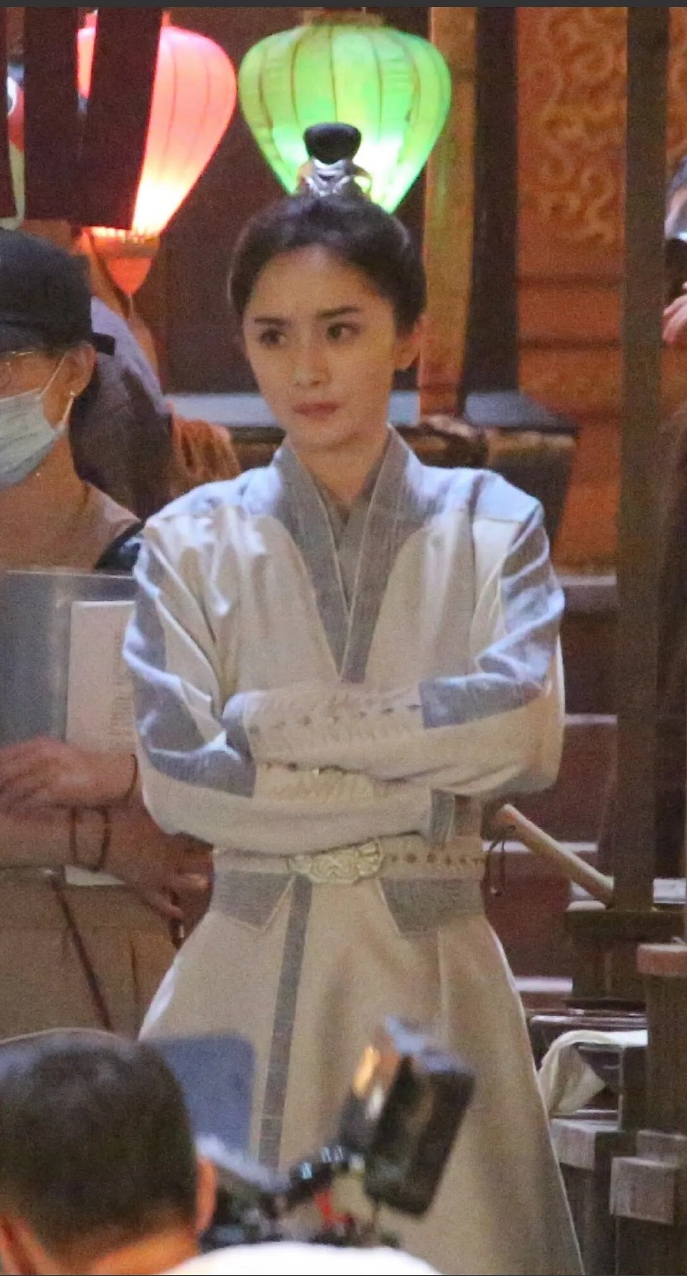 杨幂《斛珠夫人》路透生图能打 男装俊俏眼神犀利