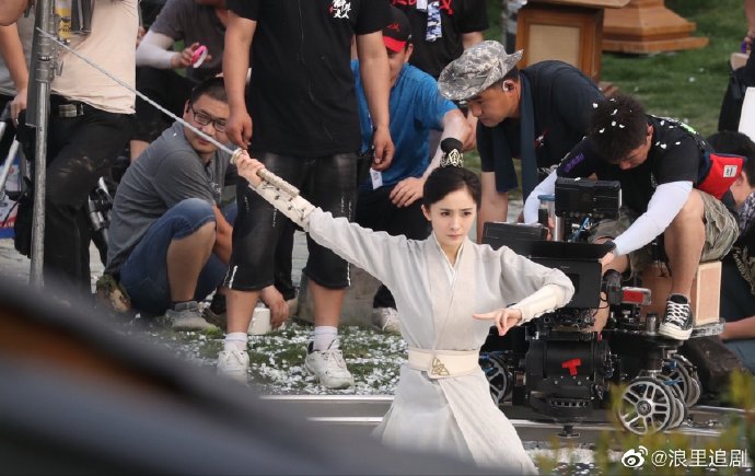 杨幂《斛珠夫人》路透生图能打 男装俊俏眼神犀利