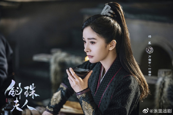 杨幂《斛珠夫人》路透生图能打 男装俊俏眼神犀利