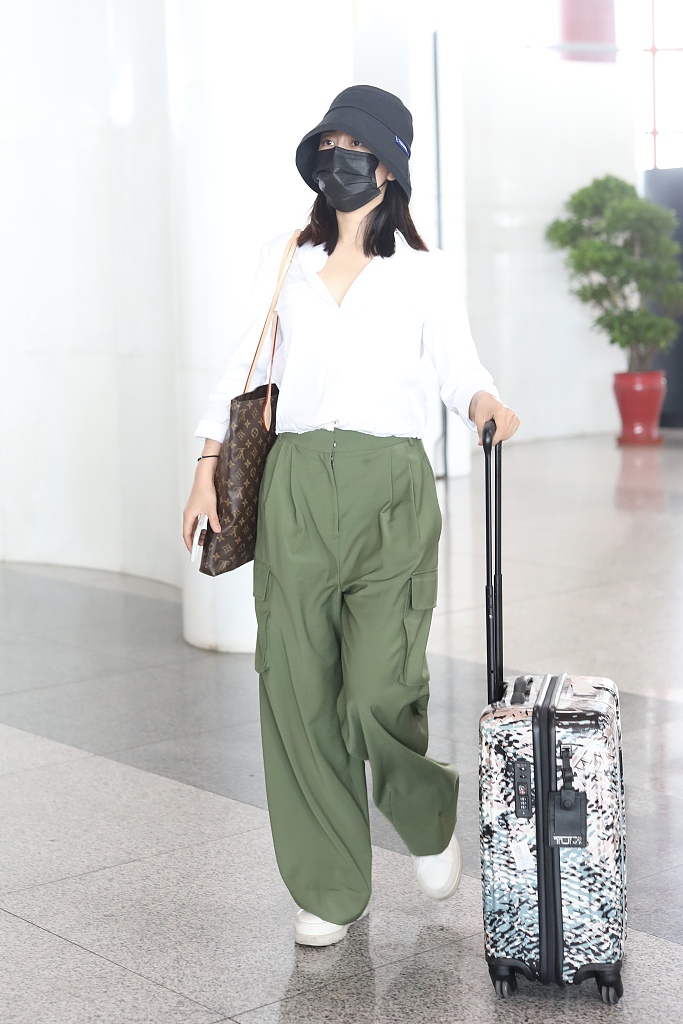 马苏白衬衫搭配军绿色西裤 清爽干练不失气场