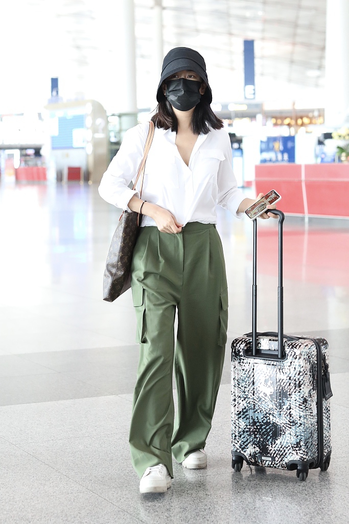 马苏白衬衫搭配军绿色西裤 清爽干练不失气场