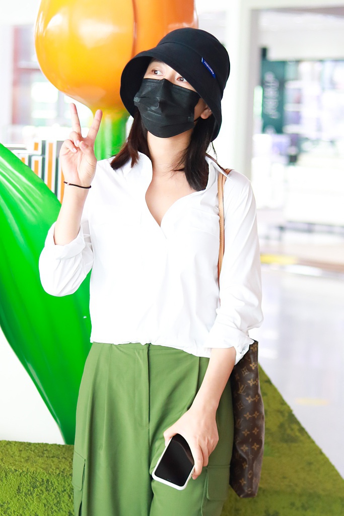 马苏白衬衫搭配军绿色西裤 清爽干练不失气场