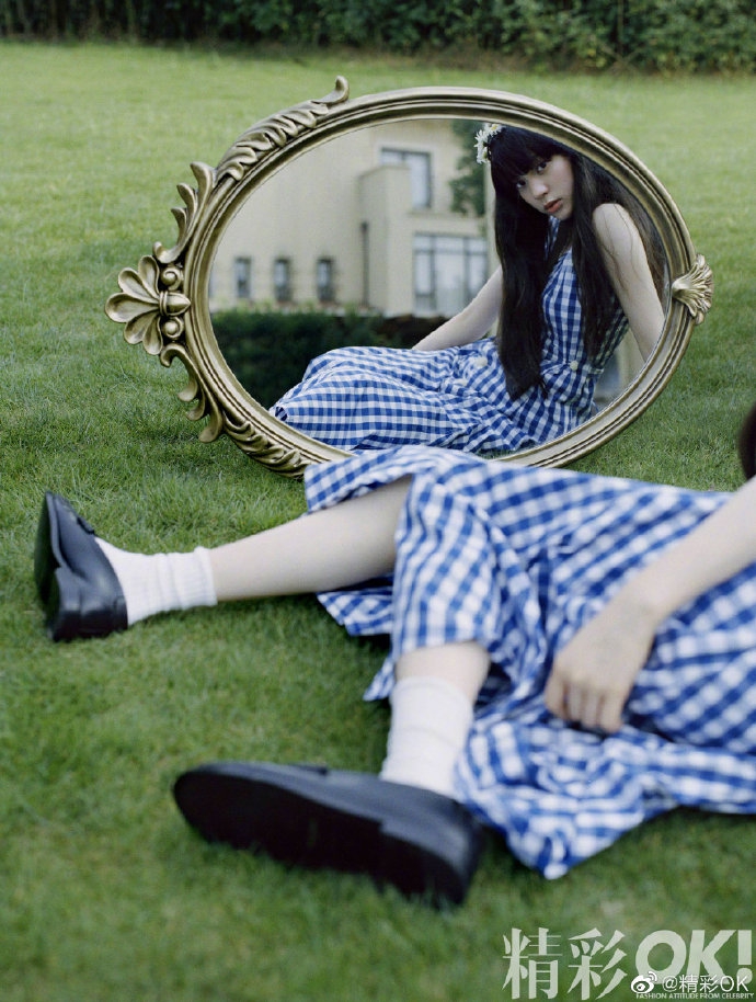 欧阳娜娜蓝格长裙配花环 草地上演绎仲夏复古风情