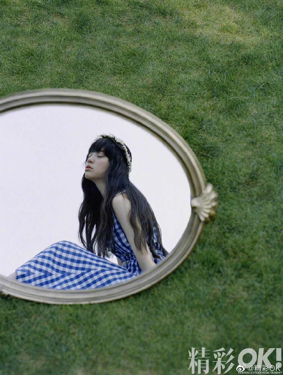 欧阳娜娜蓝格长裙配花环 草地上演绎仲夏复古风情