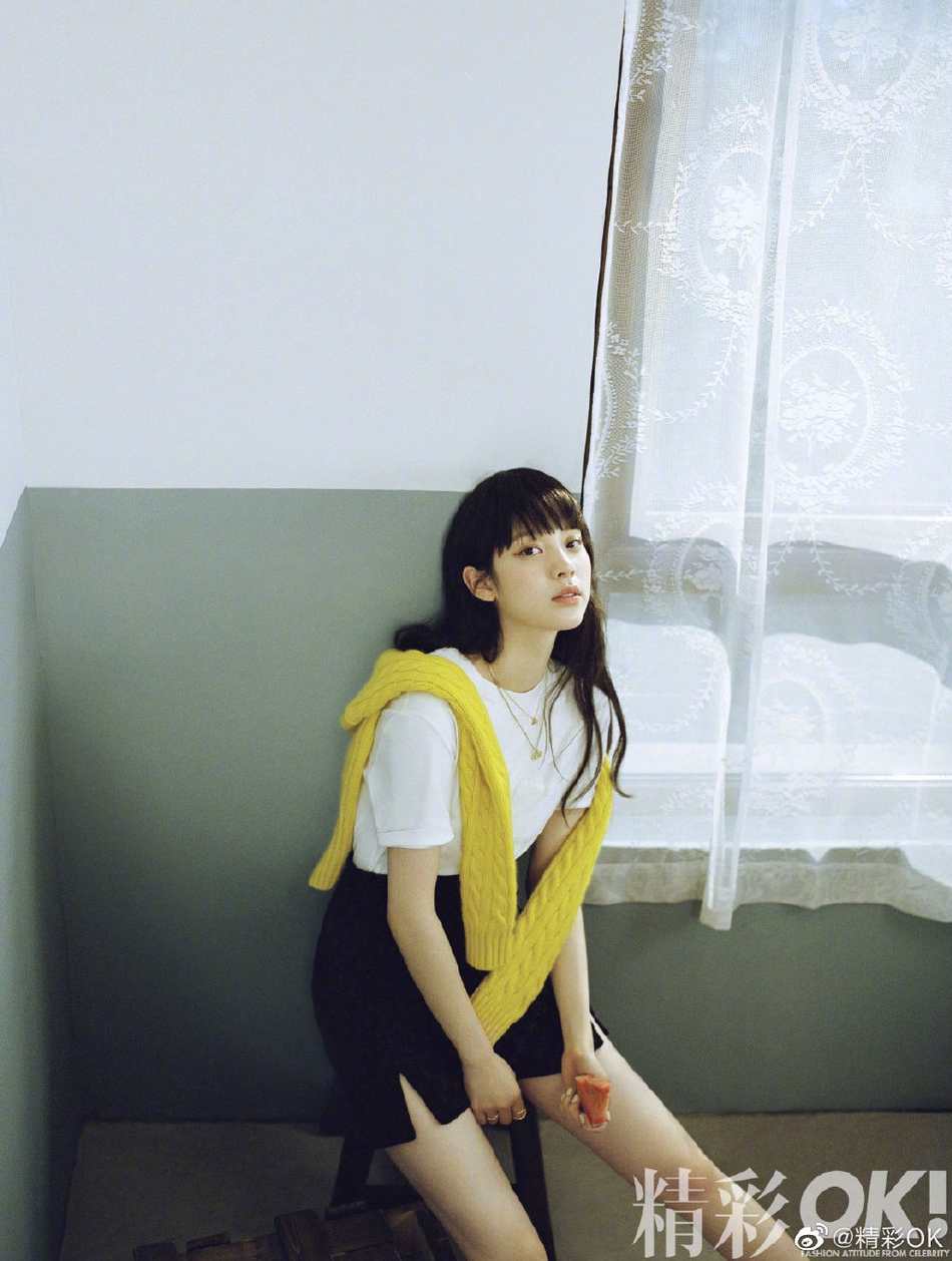 欧阳娜娜蓝格长裙配花环 草地上演绎仲夏复古风情