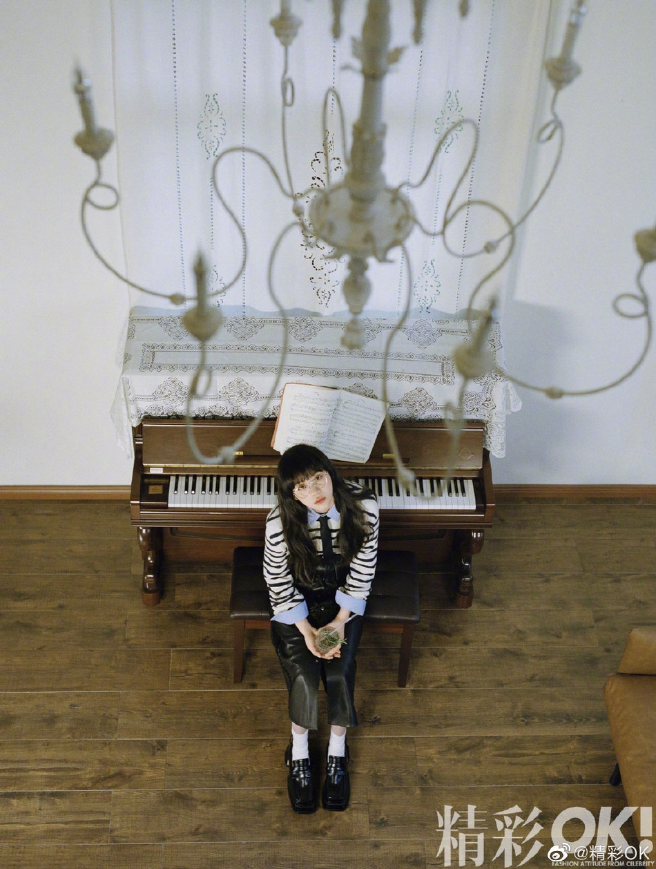 欧阳娜娜蓝格长裙配花环 草地上演绎仲夏复古风情