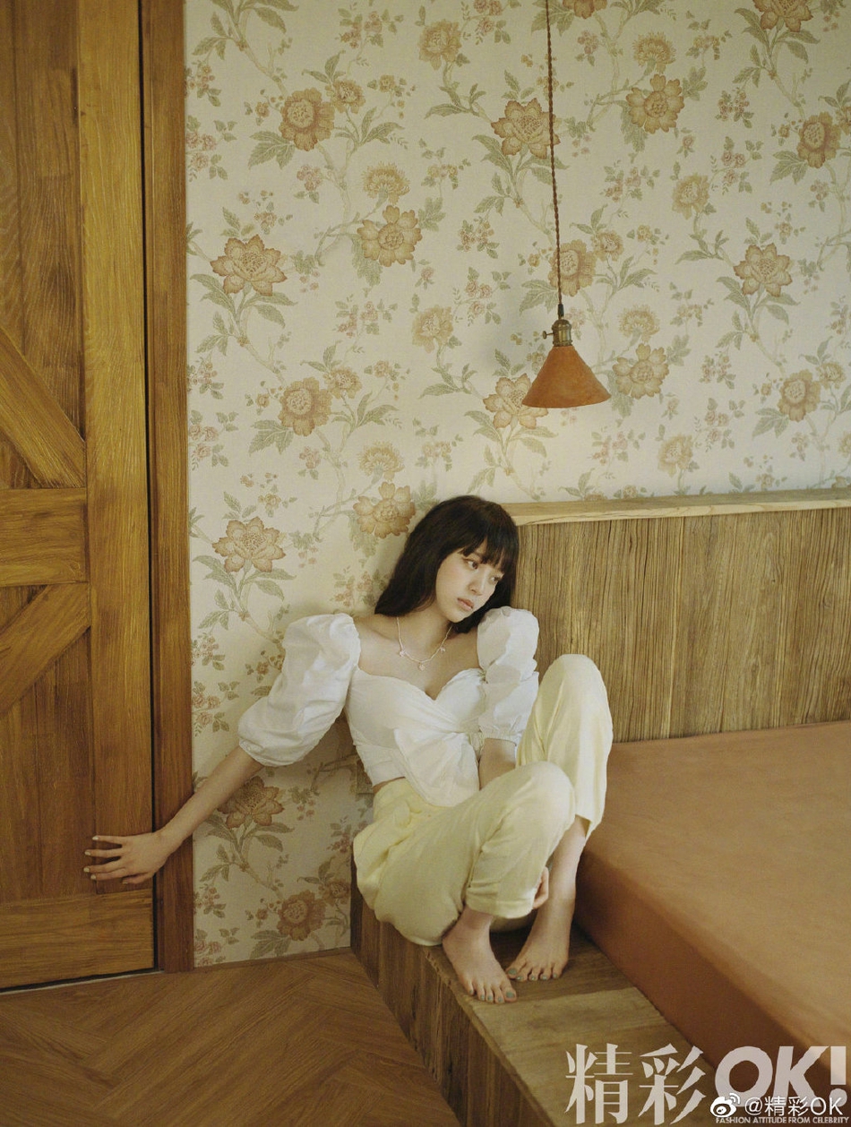 欧阳娜娜蓝格长裙配花环 草地上演绎仲夏复古风情