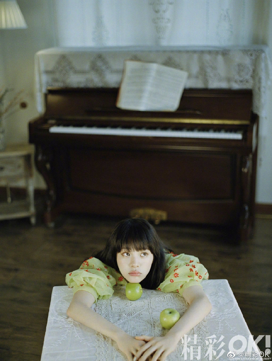 欧阳娜娜蓝格长裙配花环 草地上演绎仲夏复古风情