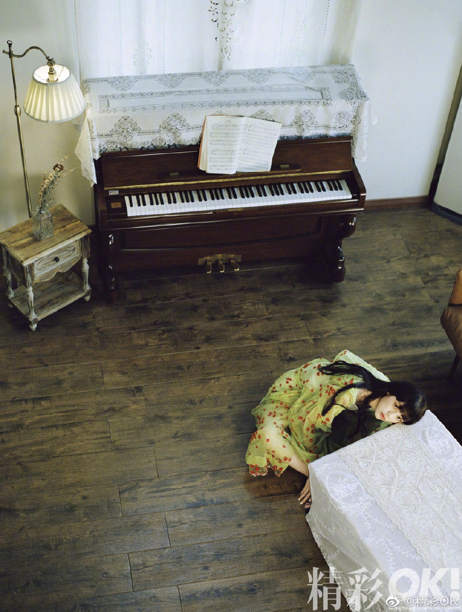 欧阳娜娜蓝格长裙配花环 草地上演绎仲夏复古风情