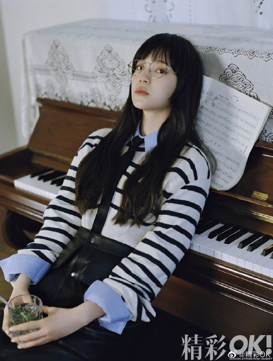 欧阳娜娜蓝格长裙配花环 草地上演绎仲夏复古风情