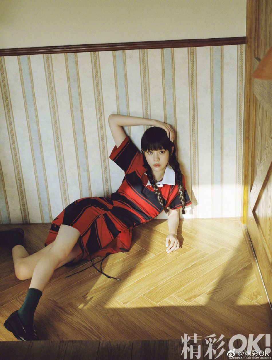 欧阳娜娜蓝格长裙配花环 草地上演绎仲夏复古风情