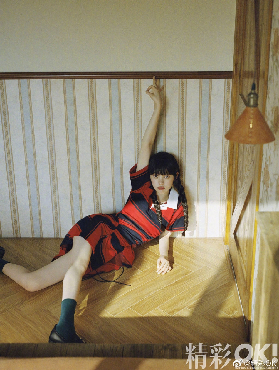 欧阳娜娜蓝格长裙配花环 草地上演绎仲夏复古风情