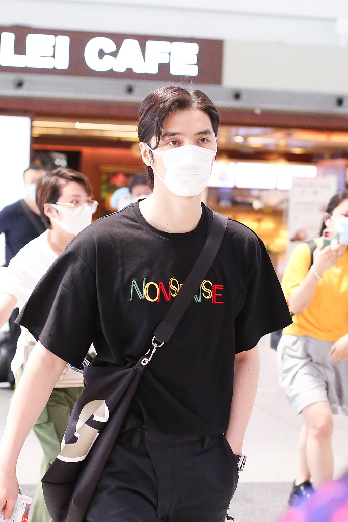 阿云嘎黑色T恤潇洒帅气 皮肤白皙额前波浪刘海抢镜