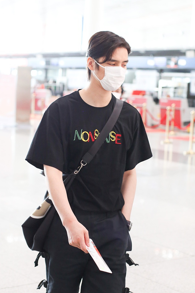 阿云嘎黑色T恤潇洒帅气 皮肤白皙额前波浪刘海抢镜