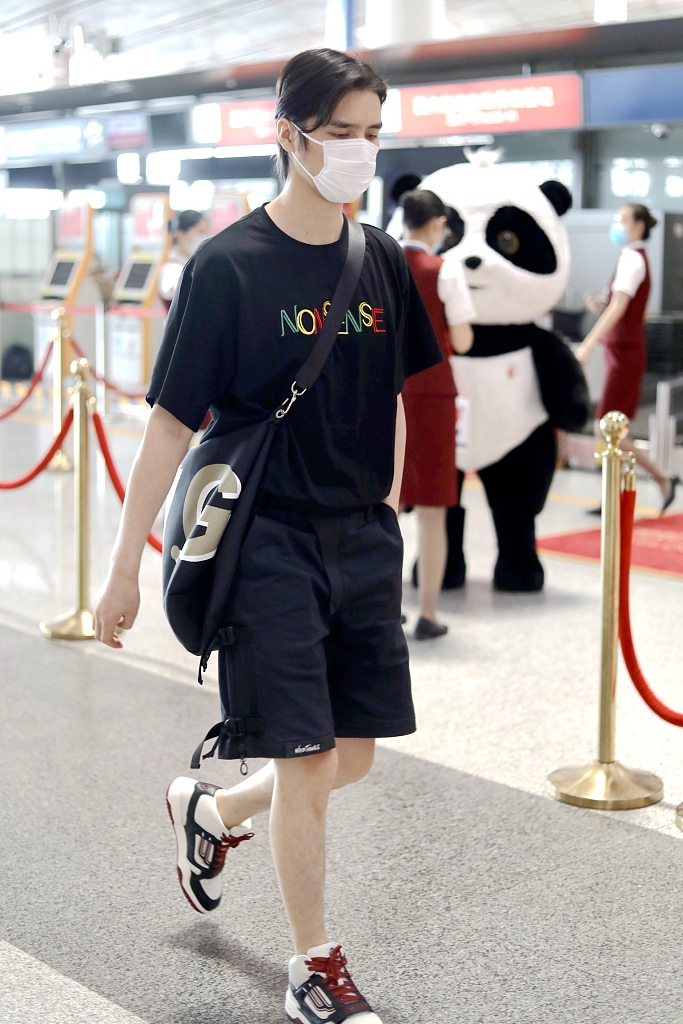 阿云嘎黑色T恤潇洒帅气 皮肤白皙额前波浪刘海抢镜