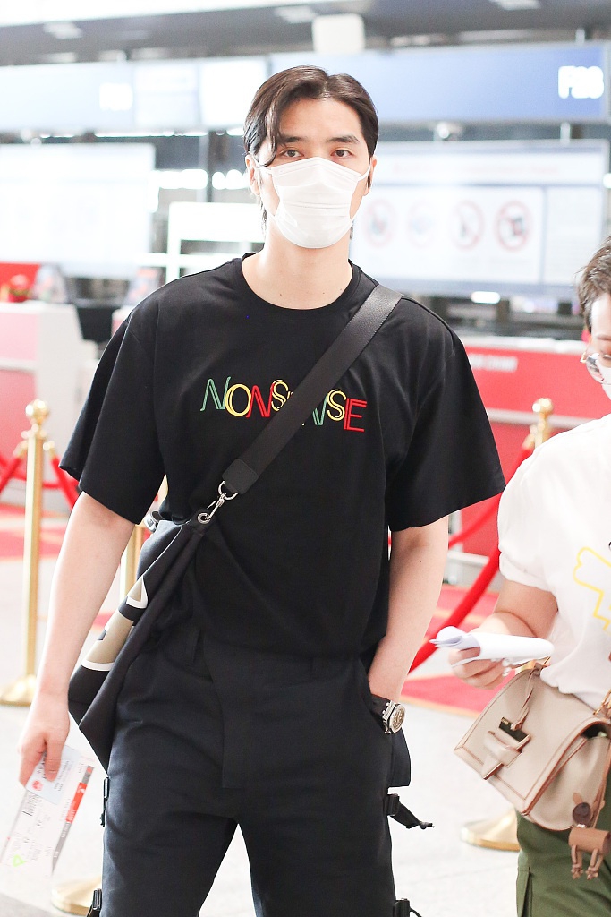 阿云嘎黑色T恤潇洒帅气 皮肤白皙额前波浪刘海抢镜