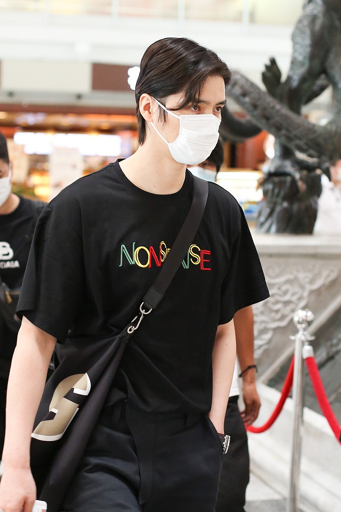 阿云嘎黑色T恤潇洒帅气 皮肤白皙额前波浪刘海抢镜