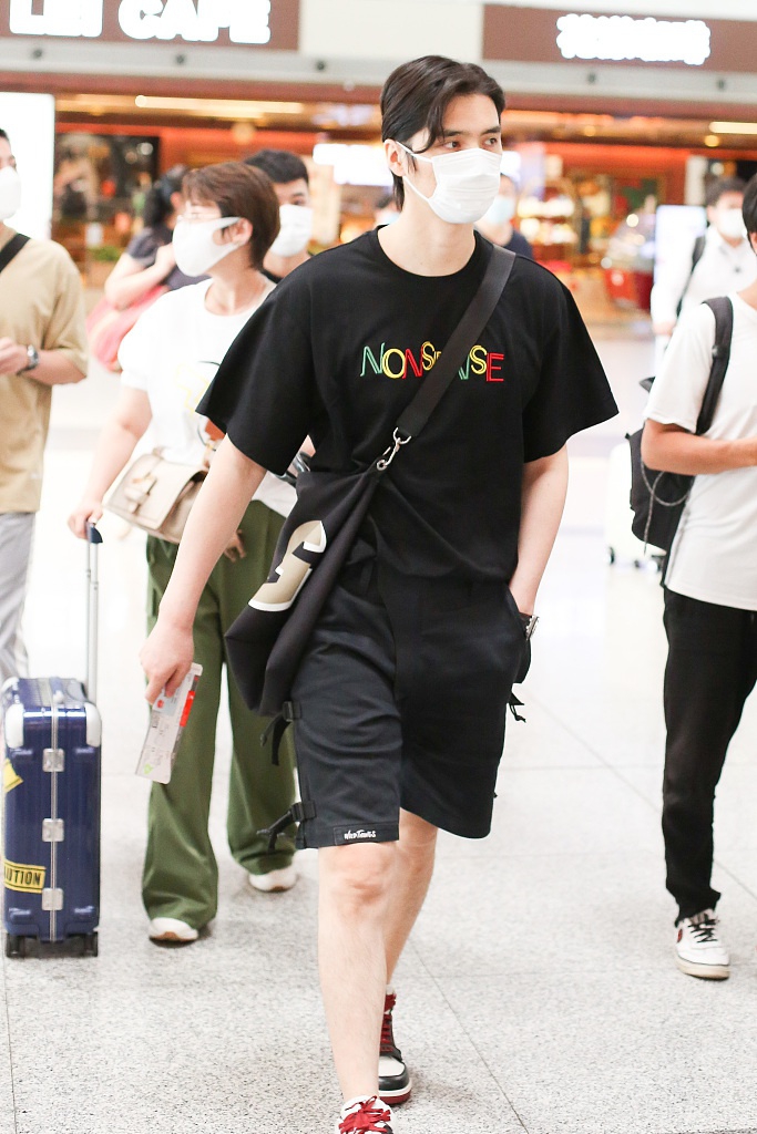 阿云嘎黑色T恤潇洒帅气 皮肤白皙额前波浪刘海抢镜