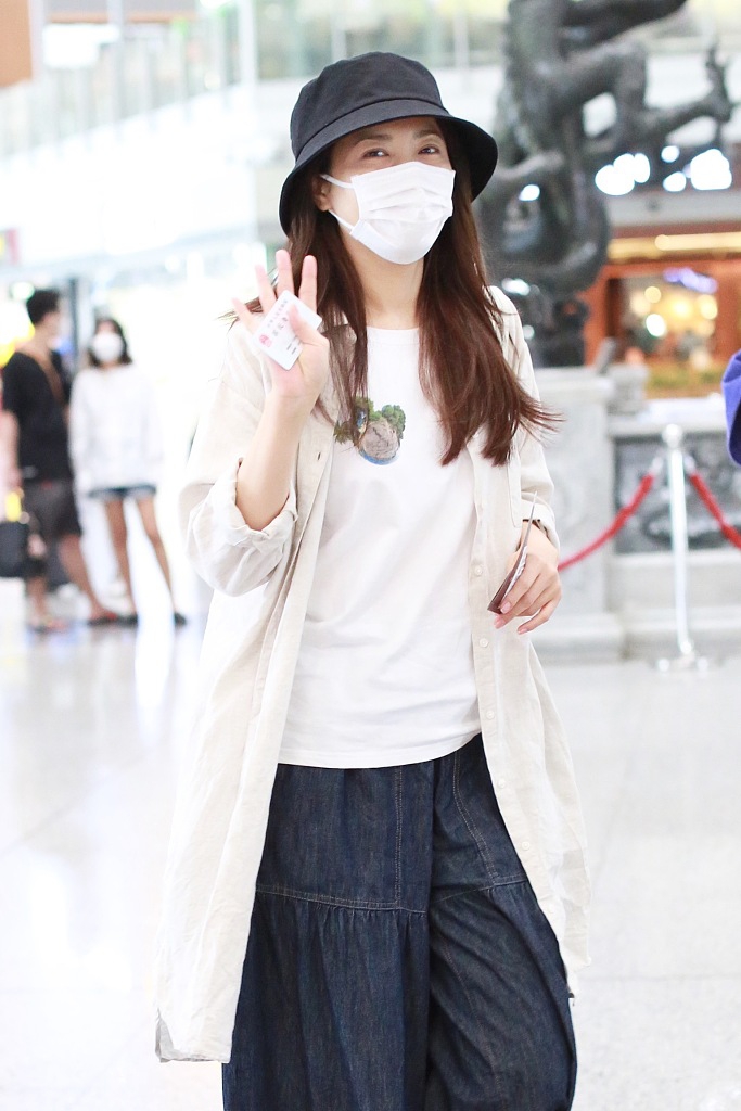 曾黎穿阔腿裤搭配渔夫帽休闲随意 对镜打招呼状态好