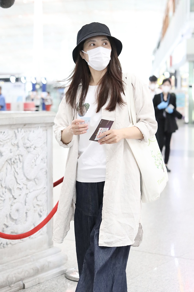 曾黎穿阔腿裤搭配渔夫帽休闲随意 对镜打招呼状态好